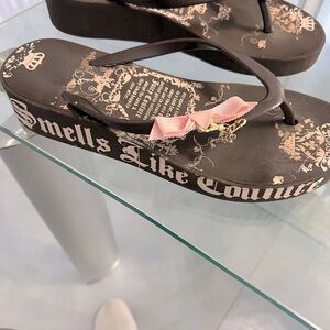Brown and pink ladies flip flops.. juicy couture .. size 9